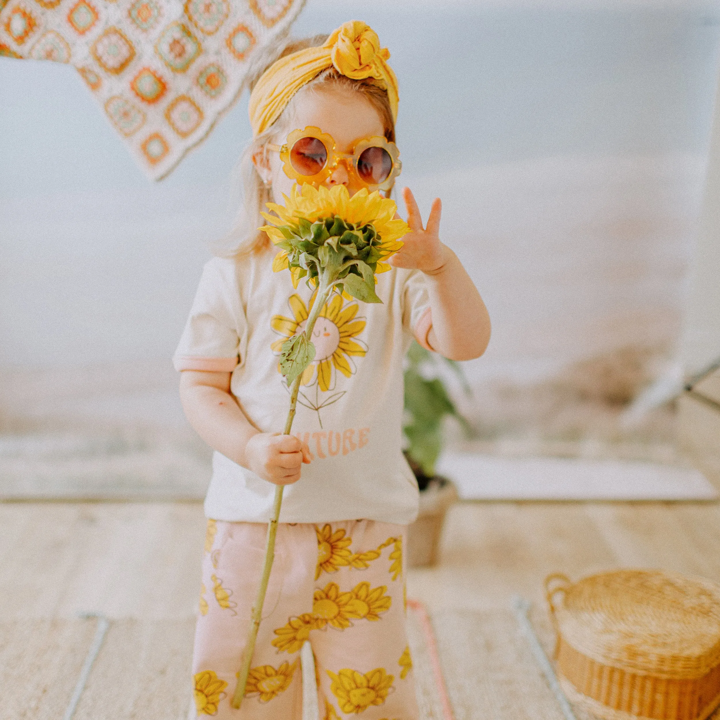 Pantalon rose avec fleurs jaunes en coton français, bébé || Pink flowery pant in French terry, baby