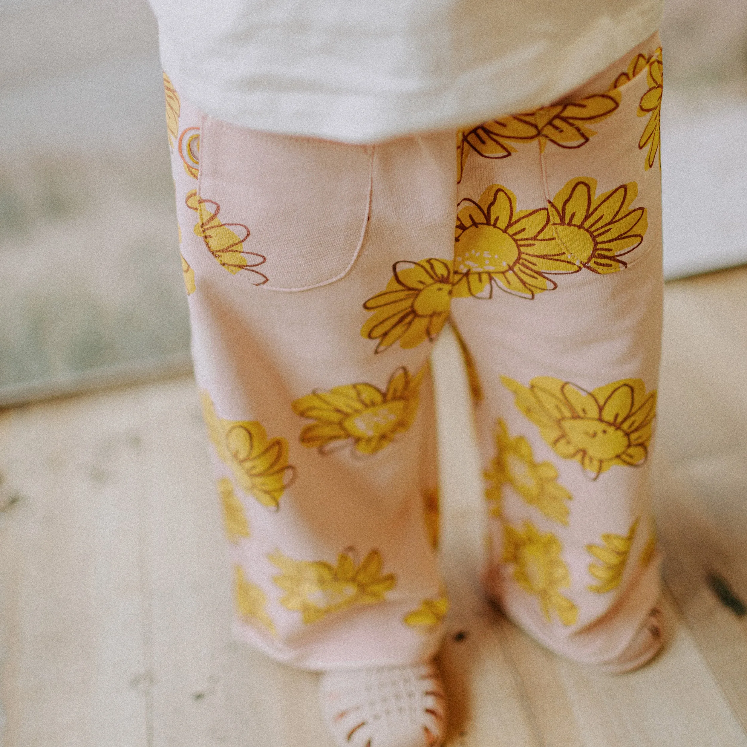 Pantalon rose avec fleurs jaunes en coton français, bébé || Pink flowery pant in French terry, baby